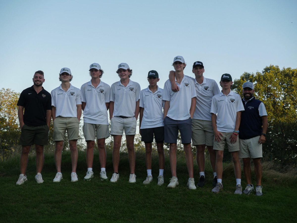 Team photo of the Boys Golf Team. 